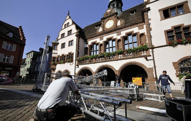 Schon seit gestern Morgen wird die Bh...nz Mntefering vorm Rathaus aufgebaut.  | Foto: ingo schneider