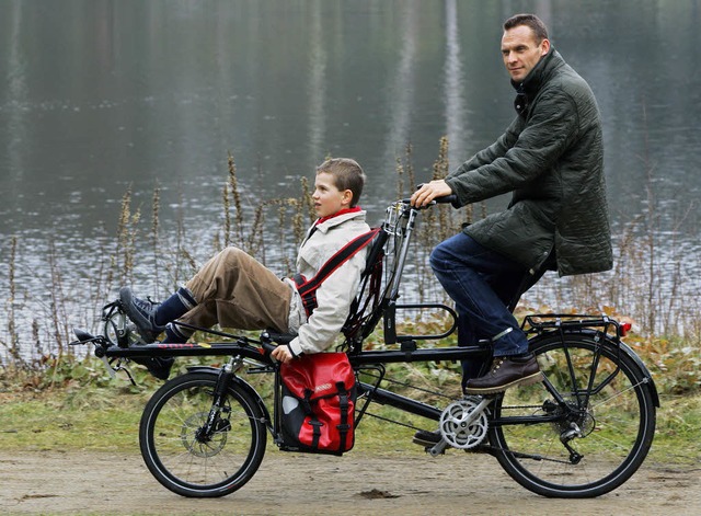 Die Kontrolle ber den Krper  schwind...zt: Der erkrankte Tim mit seinem Vater  | Foto: NCL-Stiftung