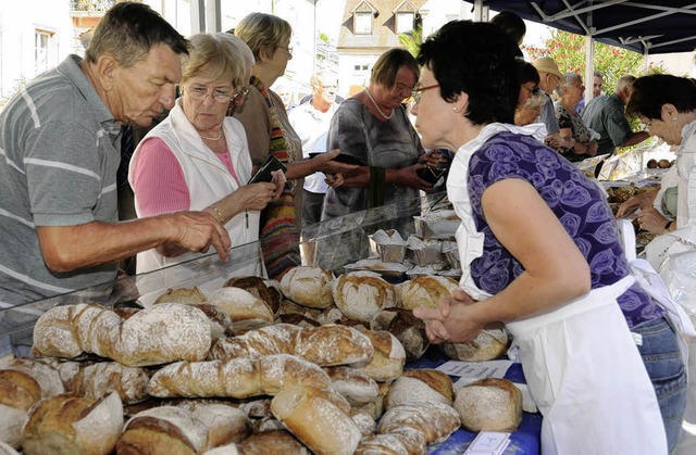 Einen groen Zuspruch erfuhr gestern d... Brotmarkt auf dem Markgrfler Platz.   | Foto: Volker Mnch