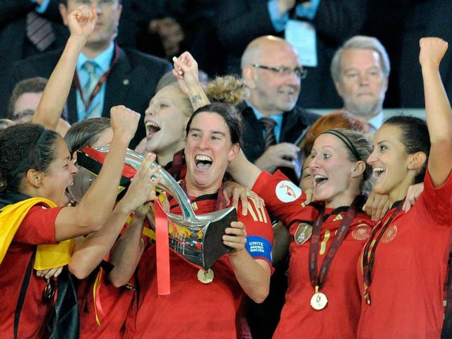 Schon wieder ein EM-Pokal: Die Fuballerinnen freuen sich natrlich trotzdem.  | Foto: dpa
