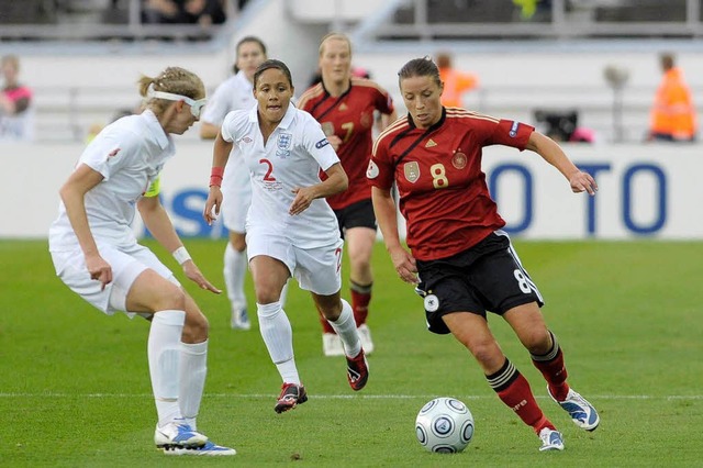 Auch Inga Grinks kann sich gegen die Gegnerinnen aus England  durchsetzen.  | Foto: dpa