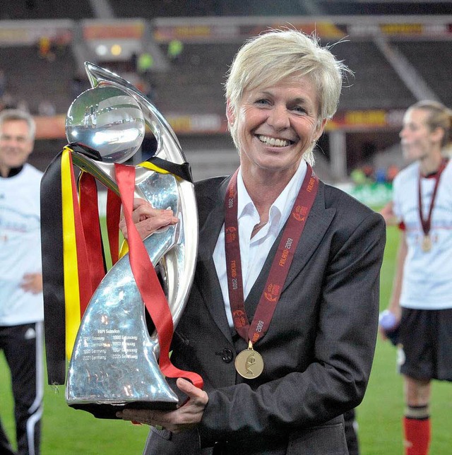 Auch Trainerin Silvia Neid lsst sich gerne mit dem Pokal fotografieren.  | Foto: dpa