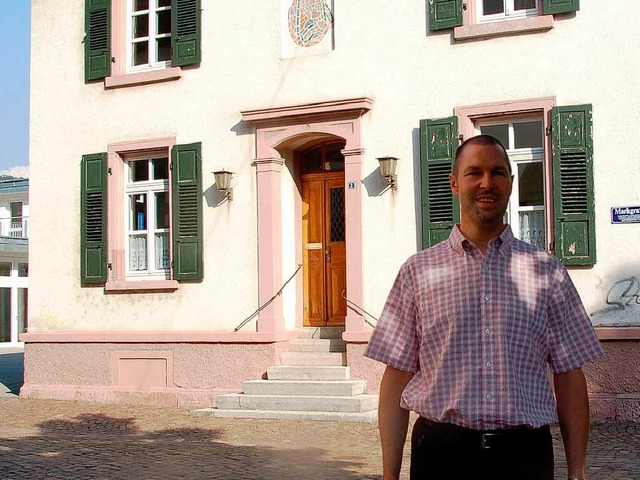 Joel Fortmann, neuer Pfarrer, vor  dem...Bonifatius, das jetzt sein Zuhause ist  | Foto: Sylvia-Karina Jahn