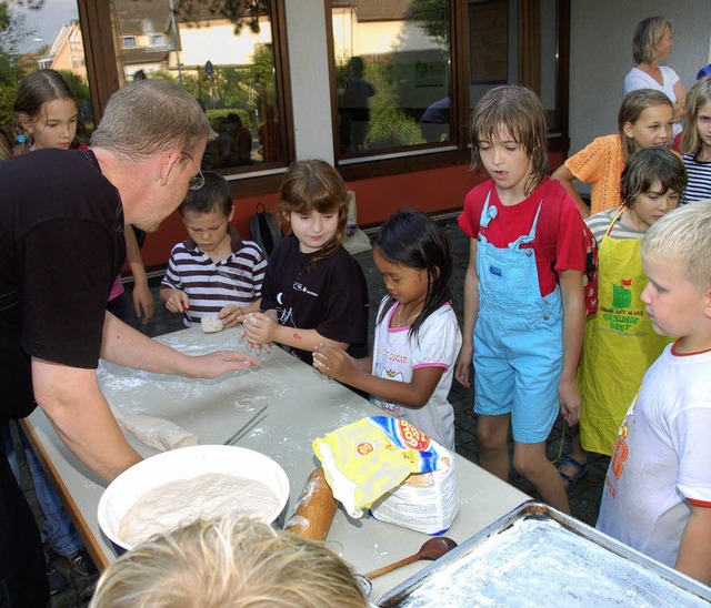 <Bildtext>Brtchen backte Fabian Gaede...Hier wird der Teig geformt.</Bildtext>  | Foto: Peter