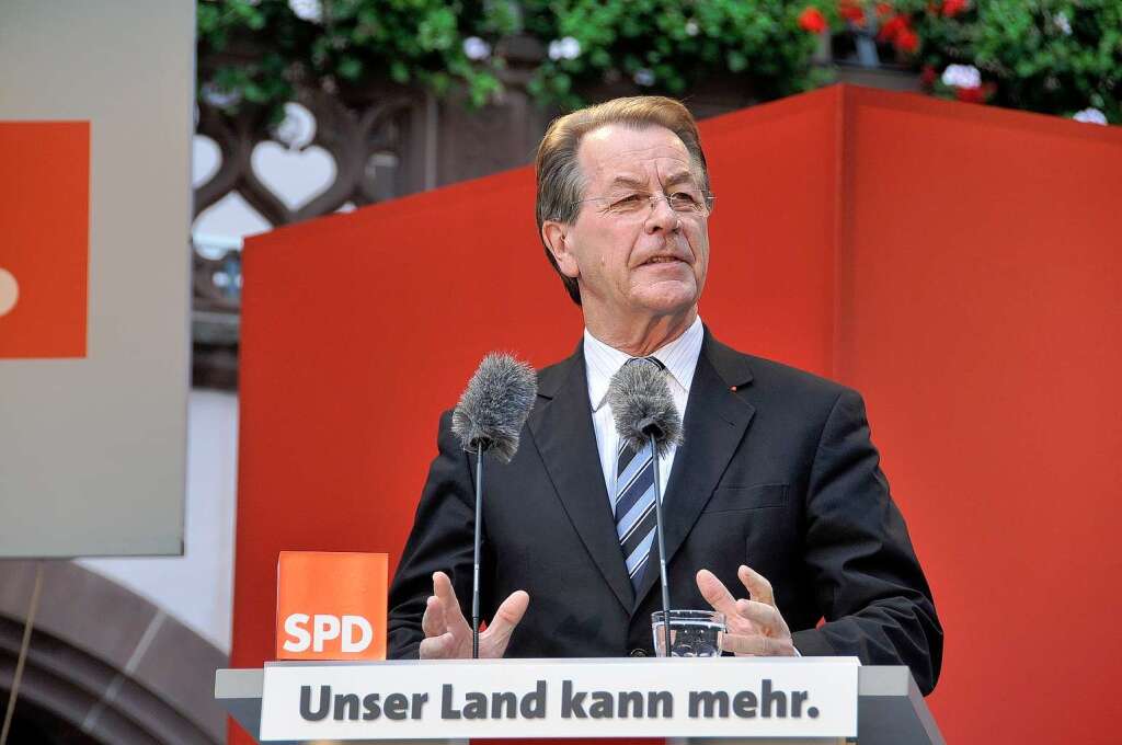 Franz Mntefering wirbt um Freiburger Stimmen.