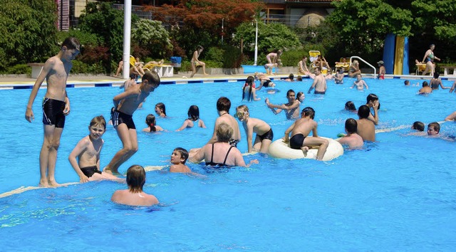 Sobald die  Temperaturen stiegen, herrschte im Bad Hochbetrieb.   | Foto: Frey