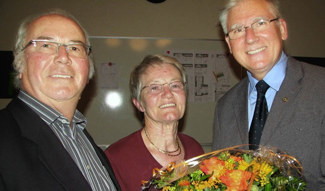 Blumen berreichte Ortsvorsteher Fred ...sches Engagement freigehalten hatte.    | Foto: hildegard siebold