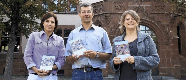 Rektor Henning Zillessen mit zwei Neuz...fr jeden Schler und jede Schlerin.   | Foto: Martin