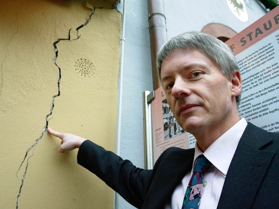 Risse in Staufen: Brgermeister Michael Benitz hofft auf Untersttzung vom Land.  | Foto: dpa