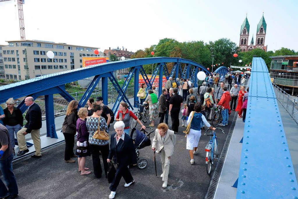 Nach monatelangem Arbeiten wurde die Brcke wieder fr Fu und Rad freigegeben.