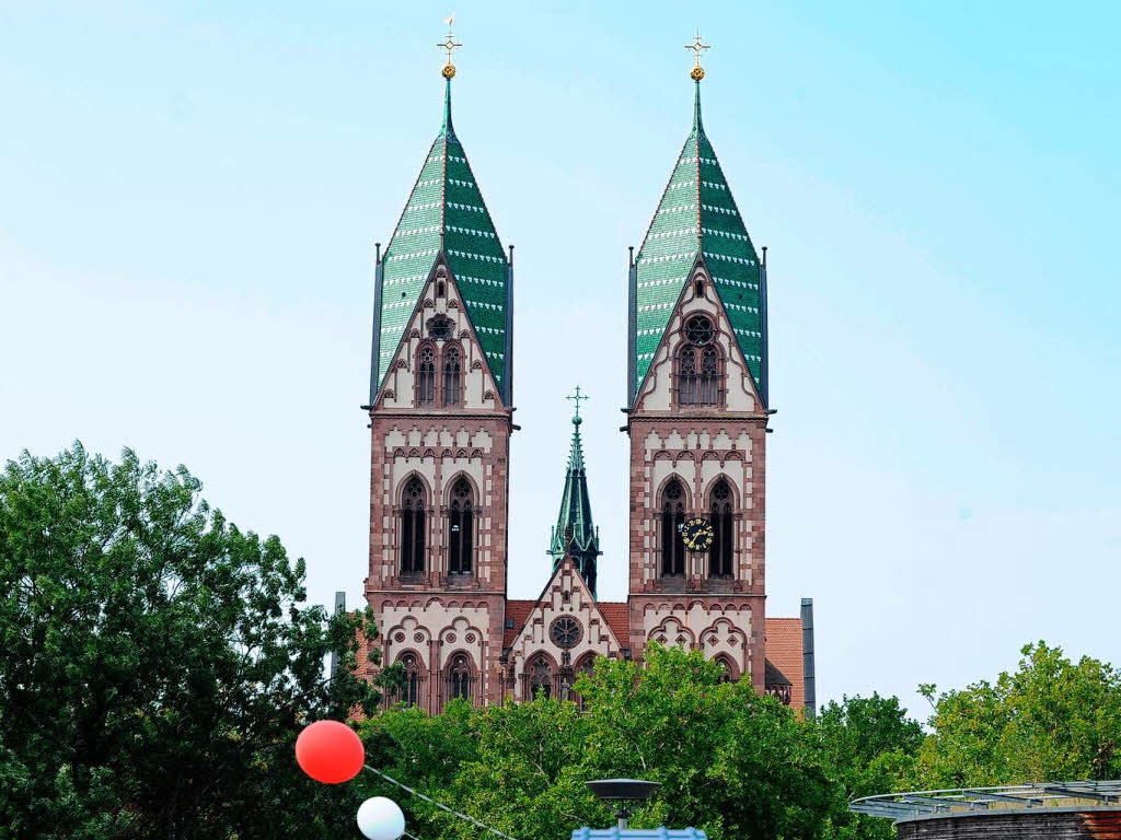 Die Herz-Jesu Kirche im Hintergrund der Wiwili-Brcke.