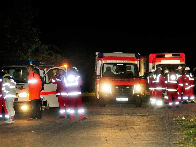 Rettungskrfte versorgen die Erkrankten  | Foto: Wolfgang Knstle