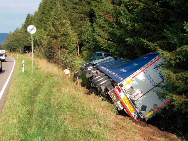 Um den Laster aus seiner Schieflage zu...urfte es der Hilfe einer Spezialfirma.  | Foto: Martin Ganz