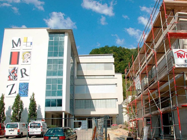 Die Montfort-Realschule Zell mit dem Rohbau der neuen Mensa  | Foto: Hermann Jacob