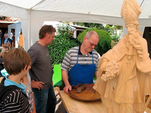 Der Holzbildhauer Ferdinand Elighofer aus Heuweiler schnitzte eine Fastr.   | Foto: Roman Kiener