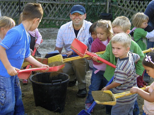 Eifrig schaufelten die Kleinen auf der Baustelle. | Foto: Anne Freyer Eifrig schaufelten die Kleinen auf der Baustelle. | Foto: Anne Freyer