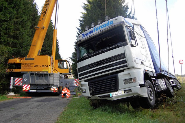 Fahrtende: Der Laster wurde via Kran  geborgen.   | Foto: Martin Ganz