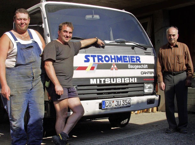 Die drei vom Baugeschft (von links): ...hael Strohmeier und  Otmar Strohmeier   | Foto: Silke Hartenstein
