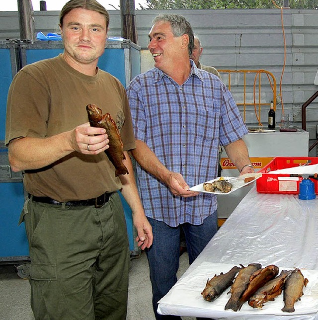 In der Fischkche  (von links)  Jugend...r Werner Lmmlin bei der Zubereitung.   | Foto: Vollmar