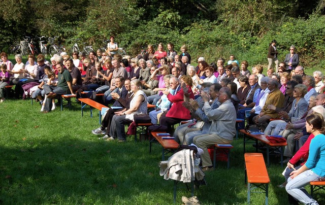Viele Gemeindemitglieder waren  der Einladung in den Dreilndergarten gefolgt   | Foto: TEUBER
