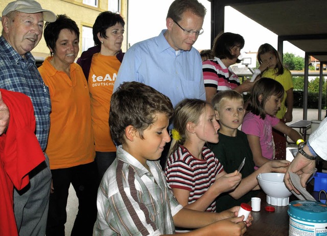 Crmes und Tees stellten die Kinder be...omas Drflinger (Mitte) schaute   zu.   | Foto: JULIAN HOHLFELD