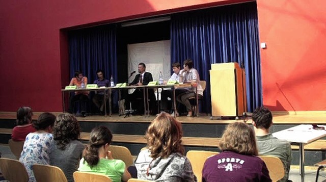 Schler des Gymnasiums diskutierten mi...not Erler ber deutsche Auenpolitik.   | Foto: Theresa Schfer