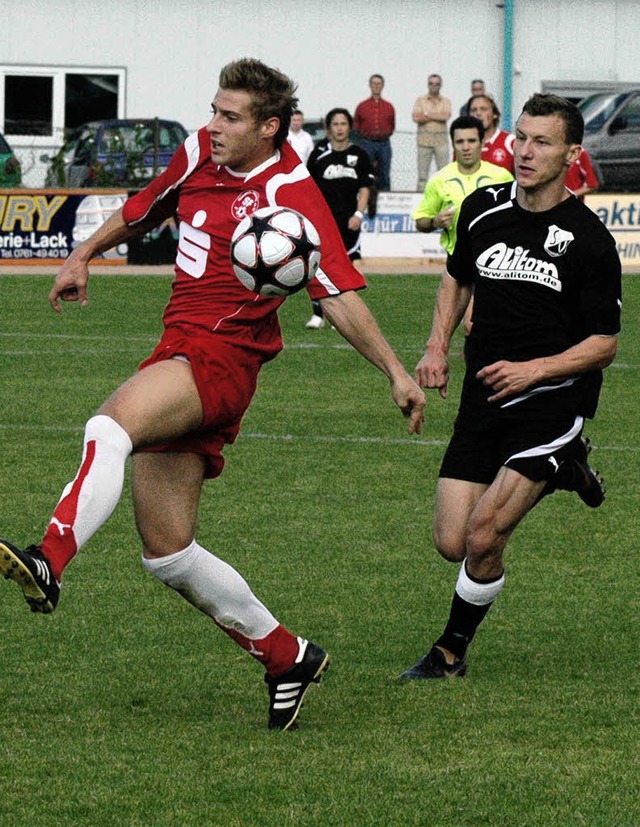 Dennis Gellert (SF Elzach-Yach/links) im Duell mit dem Kirchzartener Bjrn Merk   | Foto: Claus  Zimmermann