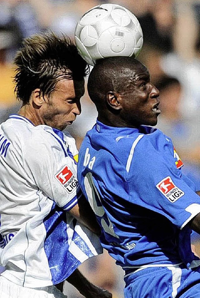 Demba Ba (rechts) im Kopfballduell mit  Christoph Dabrowski vom VfL Bochum.  | Foto: ddp
