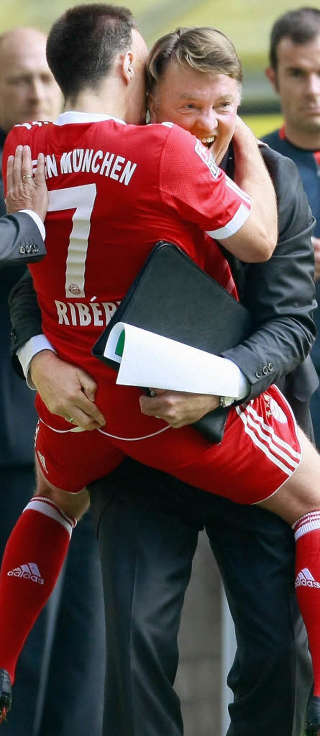 Balanceakt: Franck Ribry in den Armen seines Trainers  | Foto: ddp