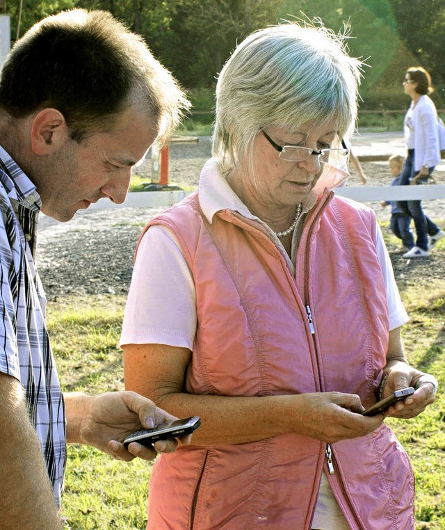 Das Handy: Fluch und Hilfe bei der Org...211; auch fr  Dorothea Tibi (rechts).  | Foto: Daniel Weber