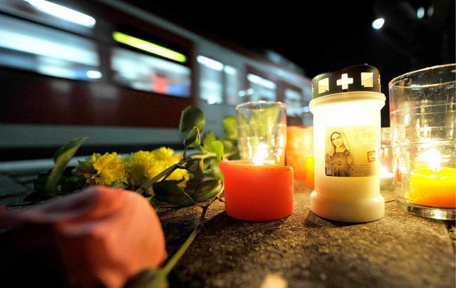 Am S-Bahnhof Solln in Mnchen stehen K... fr den zu Tode geprgelten Fahrgast.  | Foto: ddp