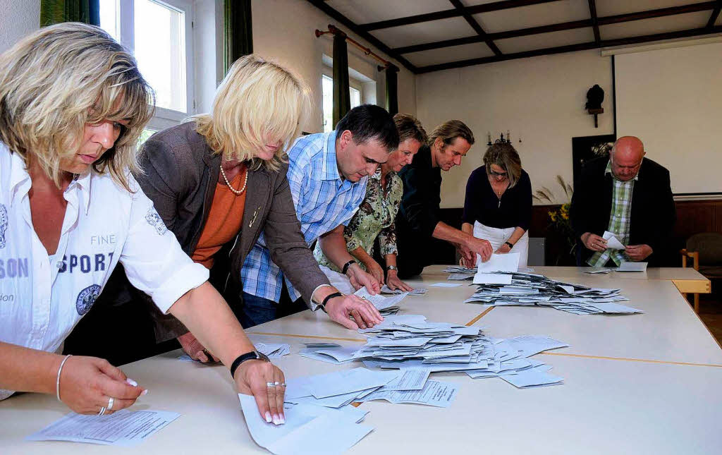 Fleiige Helferinnen und Helfer zhlen die Wahlzettel aus.