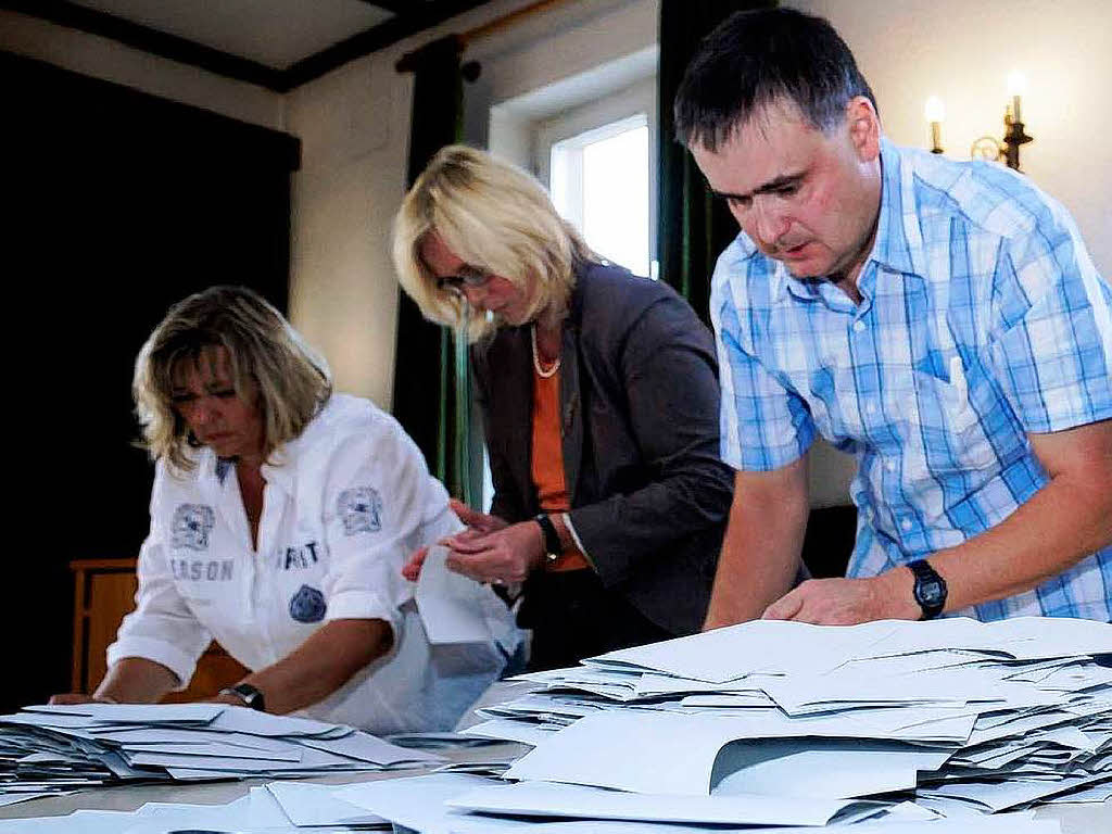 Fleiige Helferinnen und Helfer zhlen die Wahlzettel aus.