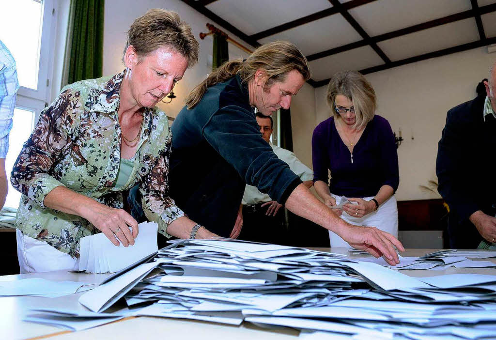 Fleiige Helferinnen und Helfer zhlen die Wahlzettel aus.