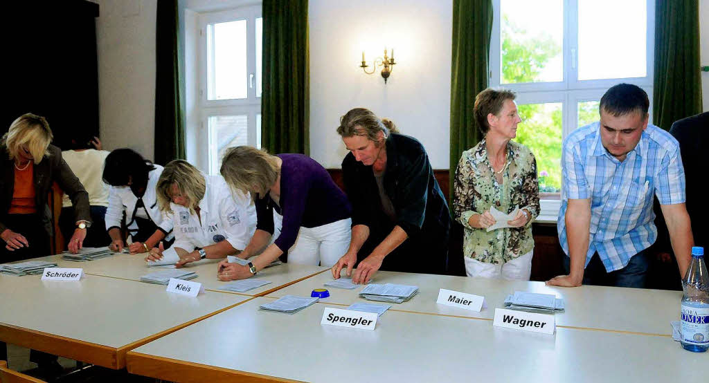 Fleiige Helferinnen und Helfer zhlen die Wahlzettel aus.