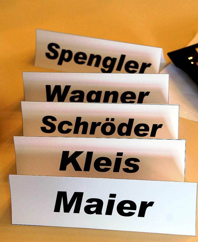 Fleiige Helferinnen und Helfer zhlen die Wahlzettel aus.