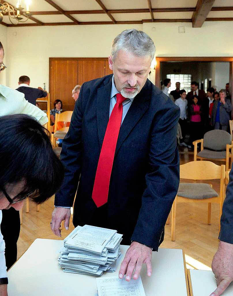 Fleiige Helferinnen und Helfer zhlen die Wahlzettel aus.