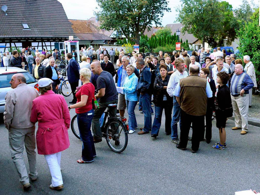 Vor dem Rathaus versammelte sich die Bevlkerung