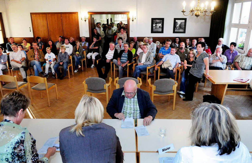 Fleiige Helferinnen und Helfer zhlen die Wahlzettel aus.