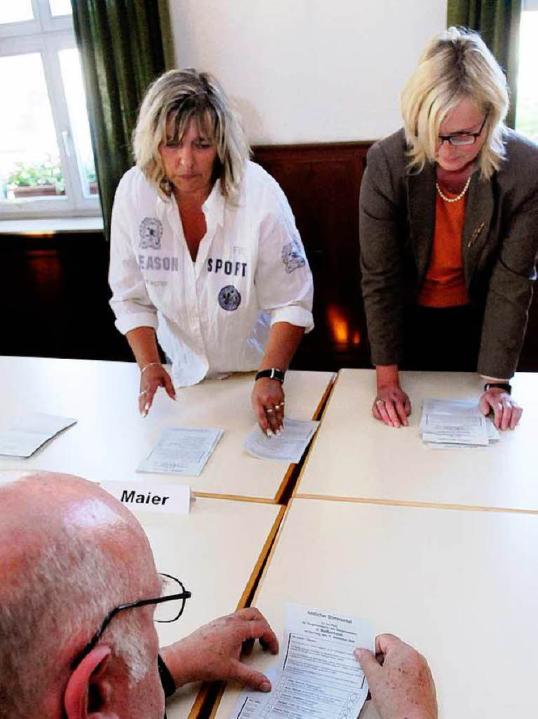 Fleiige Helferinnen und Helfer zhlen die Wahlzettel aus.