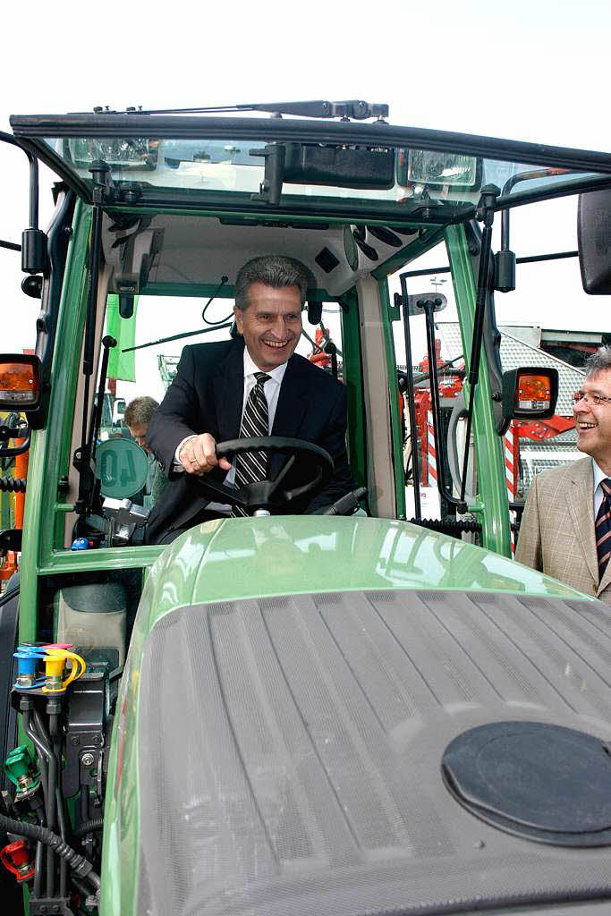 Gnther Oettinger beweist auf der Baden Messe, dass er das Steuer in die Hand nehmen kann.