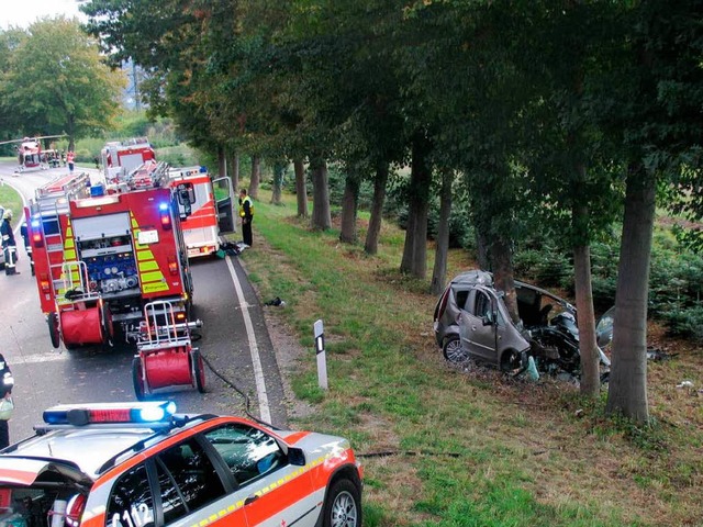Der Motorblock des Unfallwagens wurde ...gespalten, die Fahrgastzelle zerstrt.  | Foto: Polizei