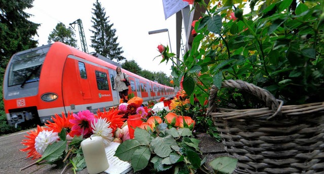 Kerzen, Blumen und Briefe erinnern an die schreckliche Tat am S-Bahnhof Solln.  | Foto: dpa