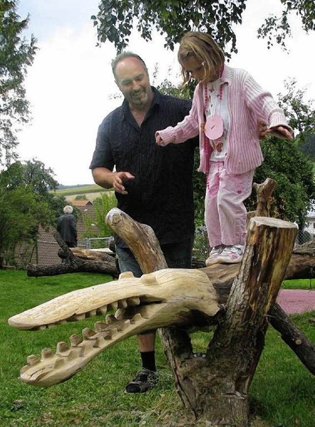 Den Balancierbalken nahmen die Kinder gleich in Beschlag.  | Foto: Ilona Seifermann