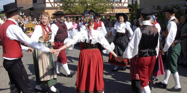 Der Auftritt der elsssischen Folklore...ag  beim Hoselipsfest   in Bahlingen.   | Foto: Alfred peter