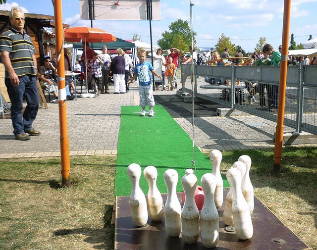 Fr die Kinder gab es unter anderem ein Kegelspiel.   | Foto: Dieter Fink