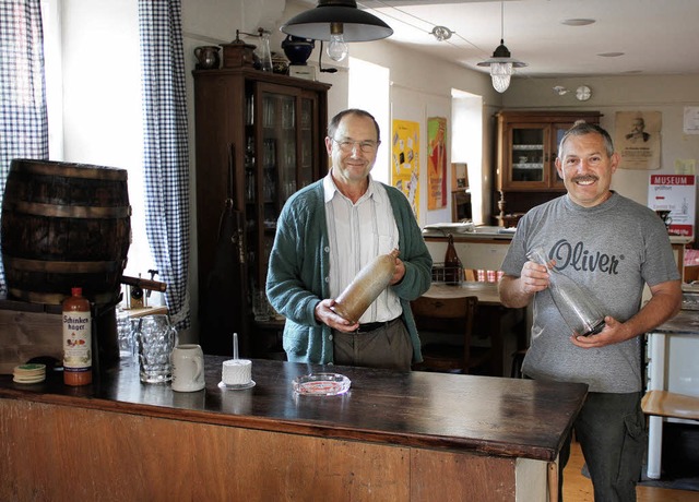 Rolf Hempel (rechts) und Werner Rinkli...m auch  irdene Flaschen und Karaffen.   | Foto: barbara schmidt