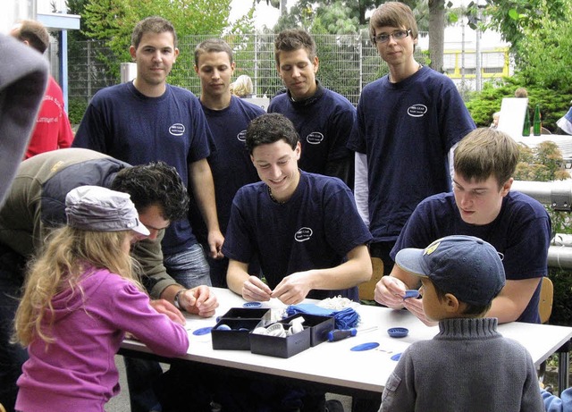 Lehrlinge als Unterhalter. Diese Premi...g gut bei IMS-Gear in Donaueschingen.   | Foto: lbeck