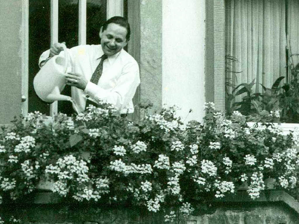 1969: Beim Blumengieen in seinem Haus