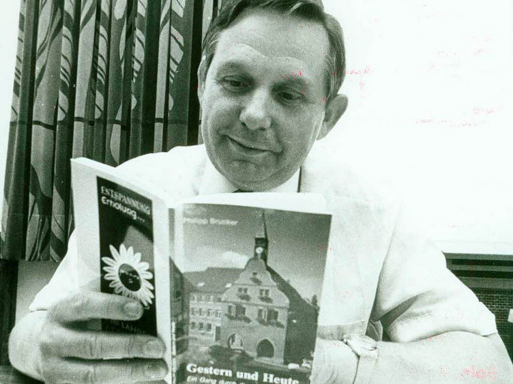 1978: Brucker liest  in seinem Buch "Gestern und Heute"